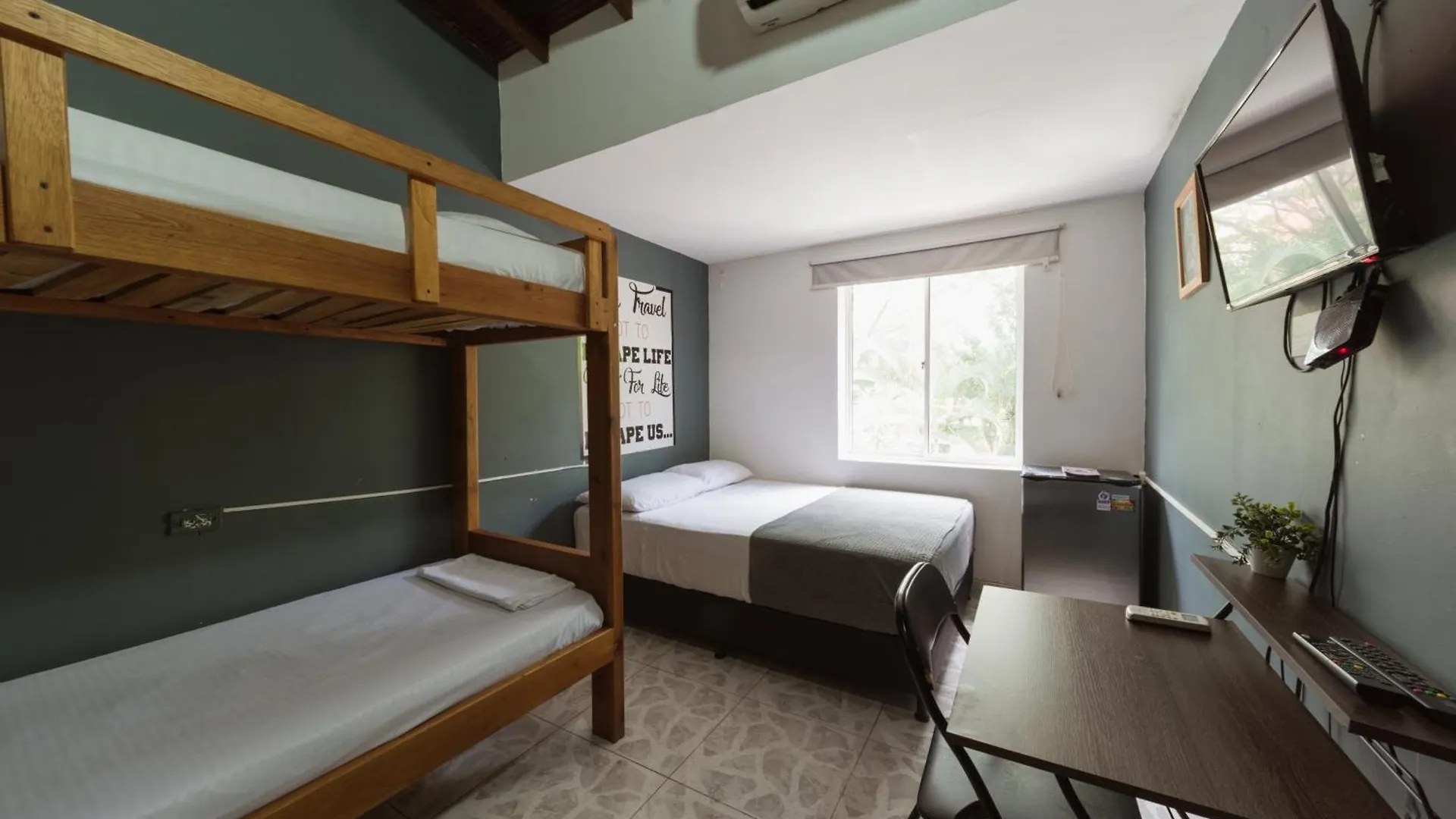 Living Hotel Μεντεγίν 0*,